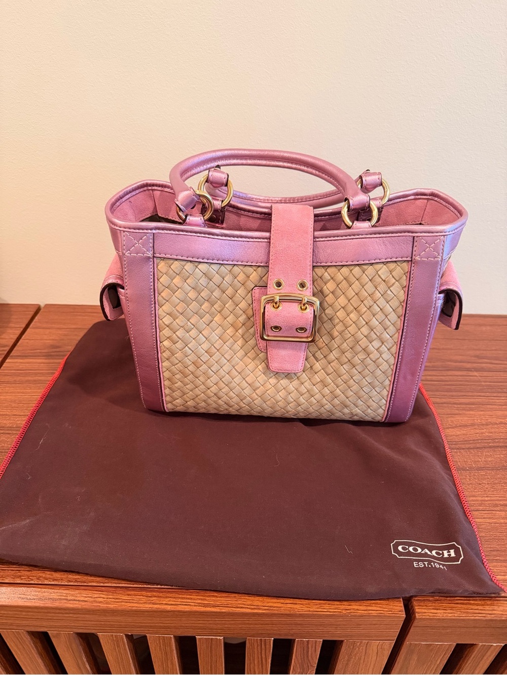 Coach vintage mid 2000s woven straw soho tote with coral pink suede trim. - Picture 2 of 7